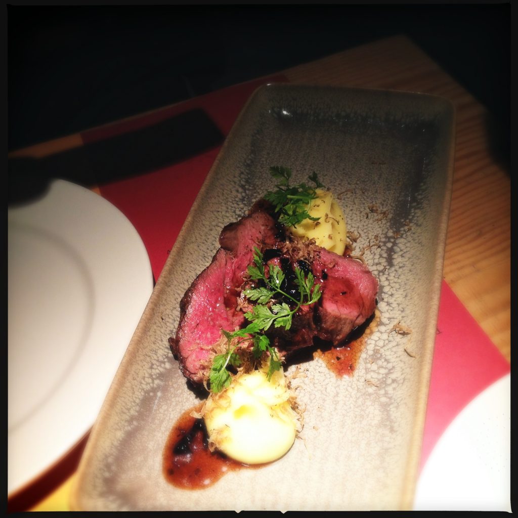 Oxfilé med svart trumpetsvamp och potatismos.