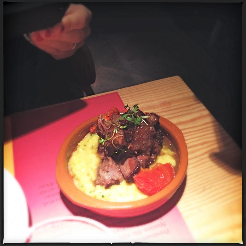 Oxsvans med saffransris.