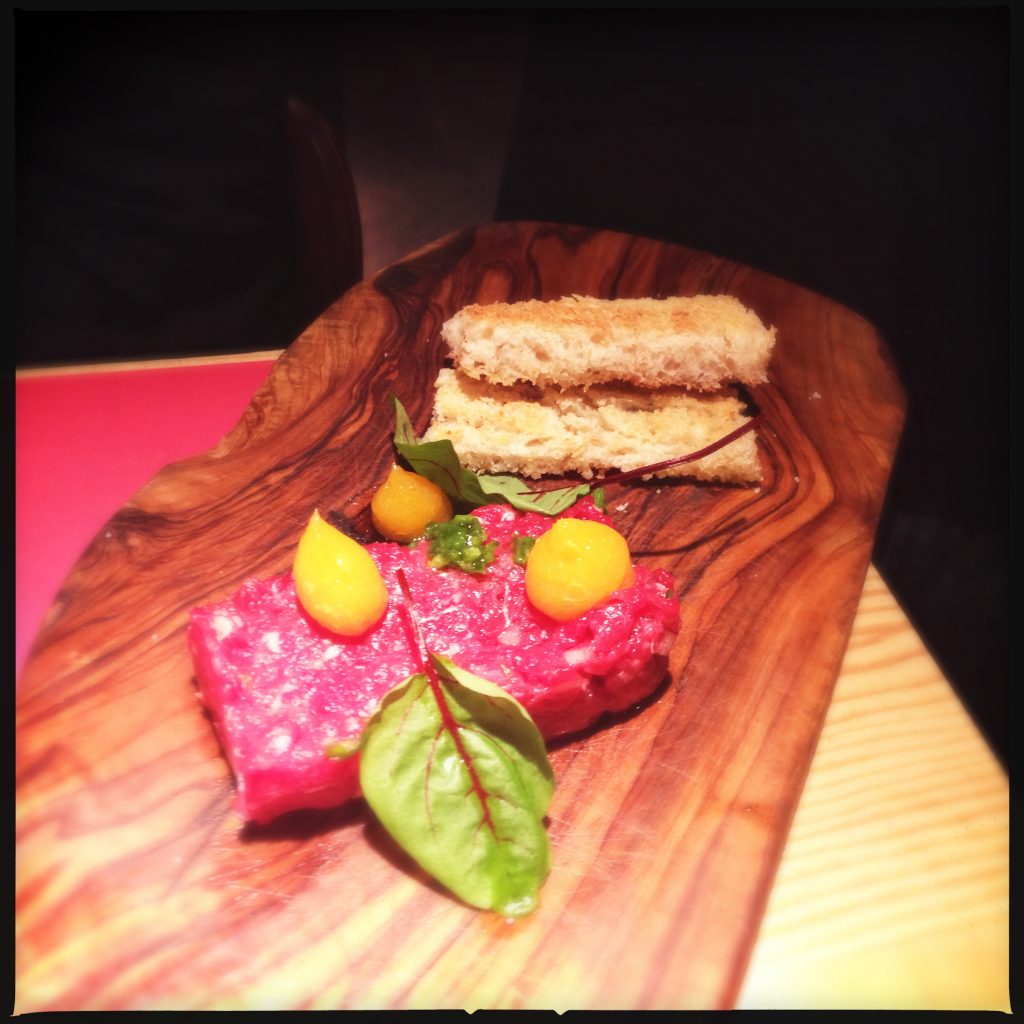 Råbiff med kräm på äggula.