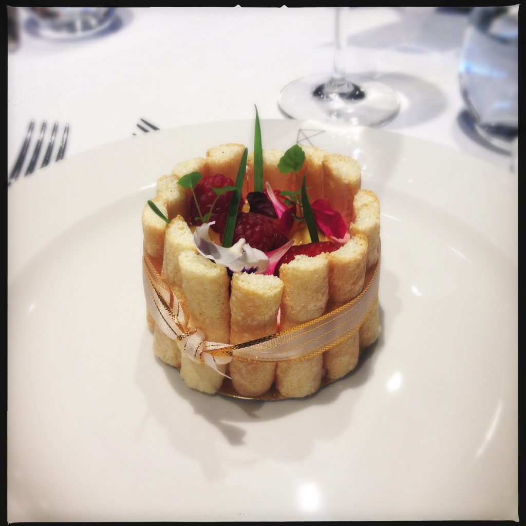 Mästerkonditorn Daniel Roos hade komponerat desserten som passade perfekt till champagnen.