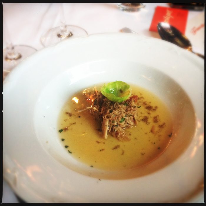 Tryffelconsommé med fläskrillet och anklever.