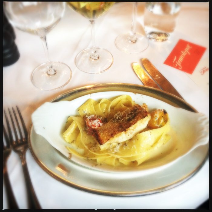 Halstrad gös med tryffelpasta och bakade tomater.