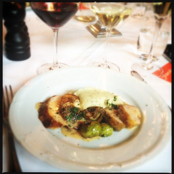 Tryfferad pärlhöna med tryffelvelouté samt potatispuré med anklever.