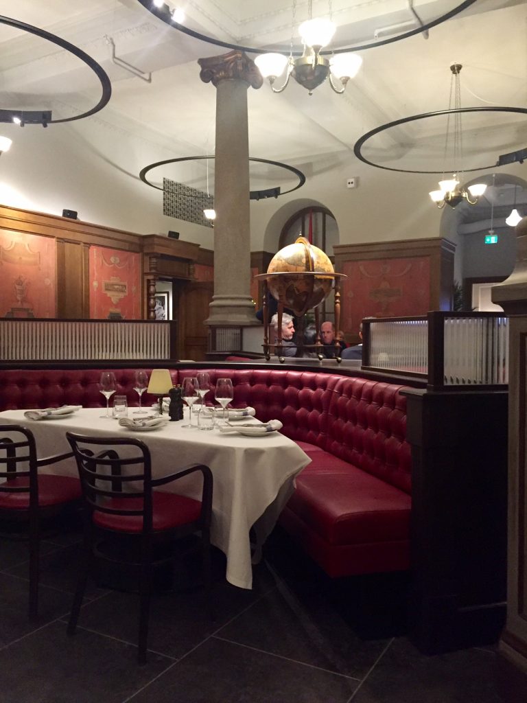 Mysigt inrett på Boston Grill i Stockholms Centralstation.