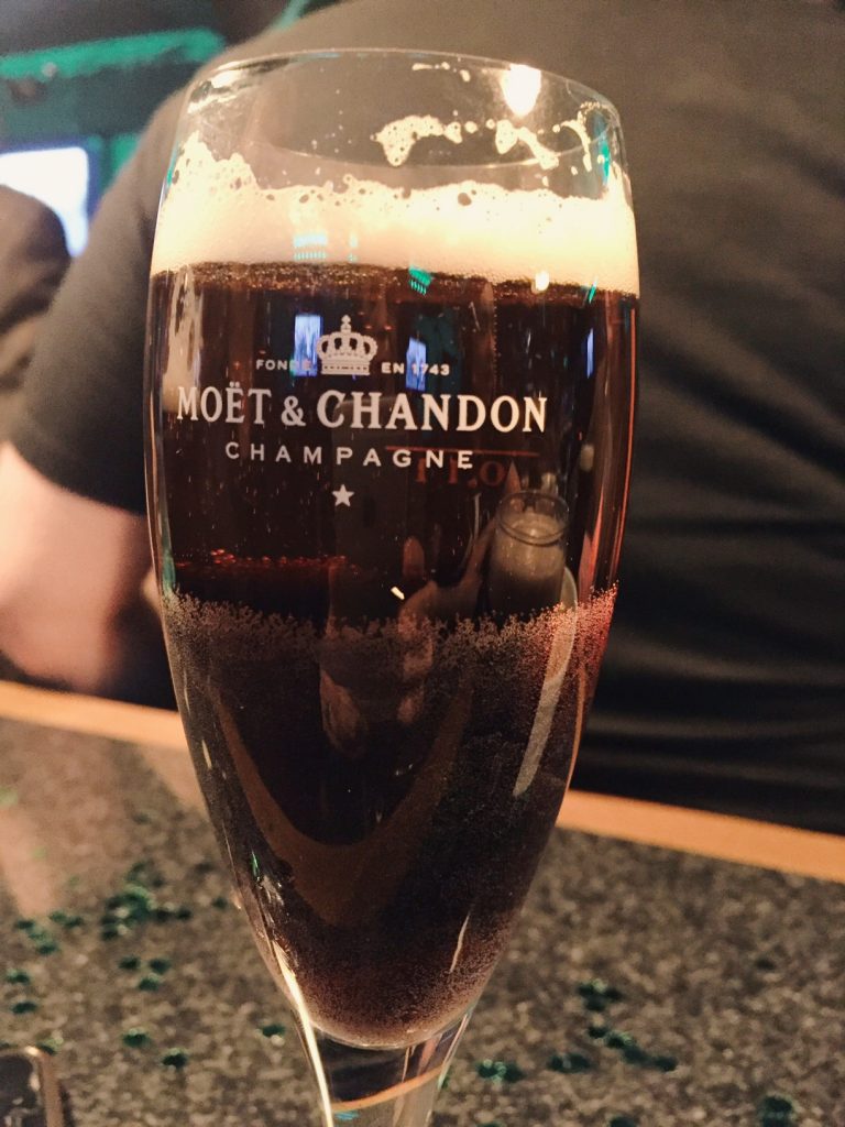 Drinken Black Velvet består av lika delar Champagne och Stout.