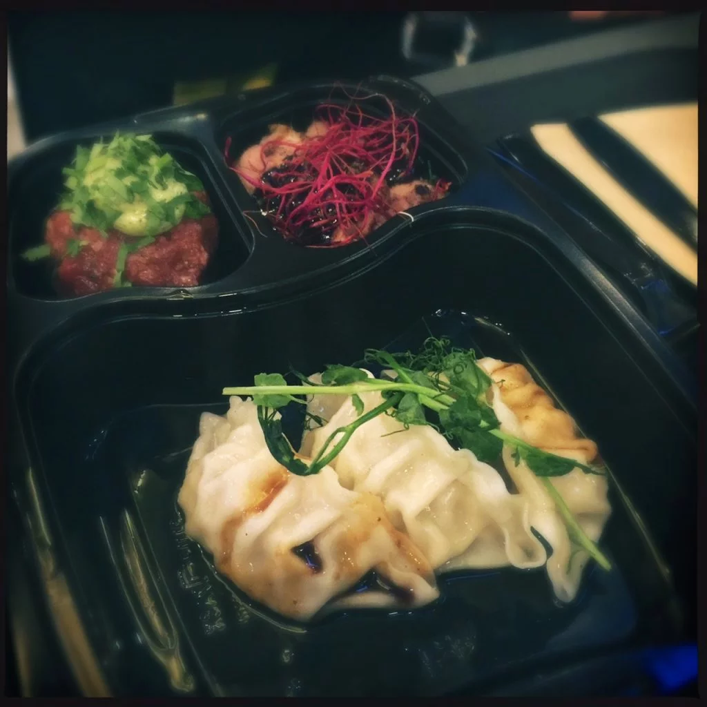 Dumplings, asiatisk råbiff och anka från Stefano Catenaccis ställe Caos på Teatern.