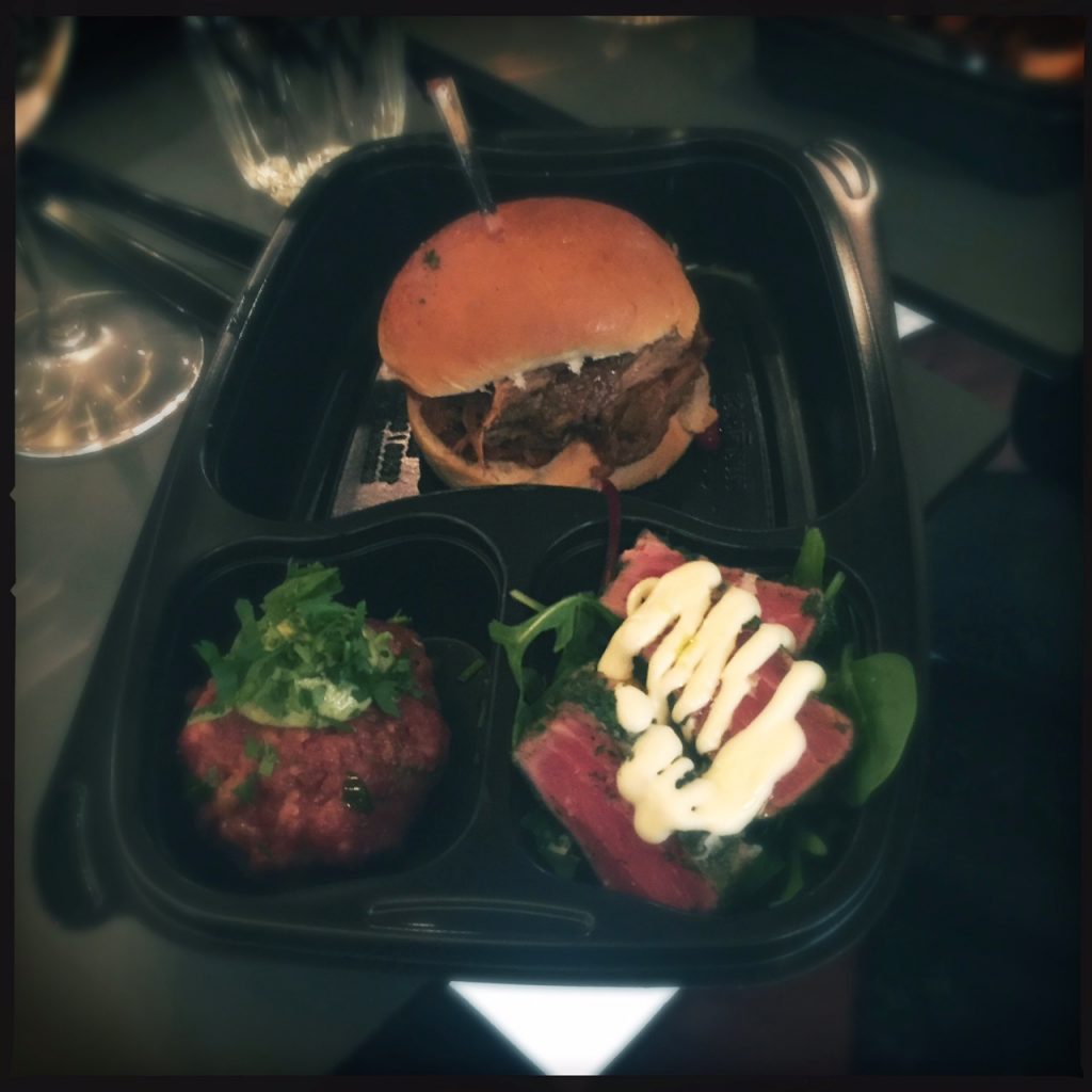 Pulled pork-burger, asiatisk råbiff och tonfisk med mango.