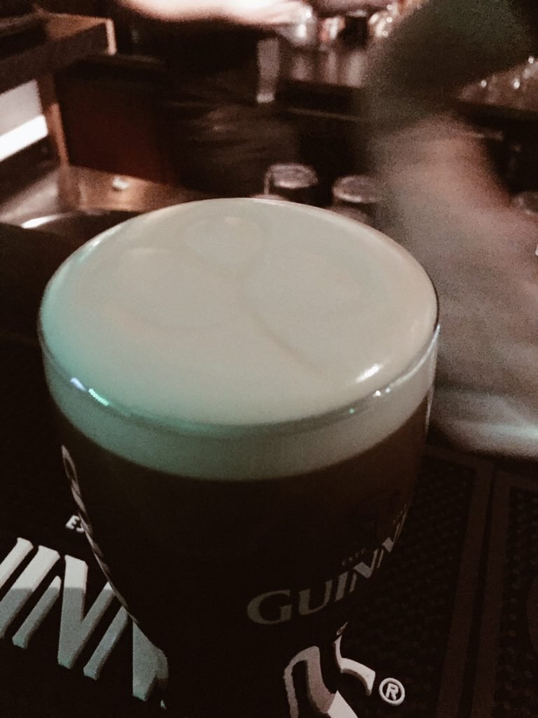 En perfekt upphälld Guinness med en treklöver i skumkronan.