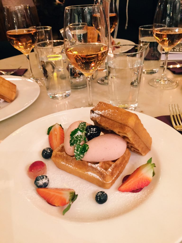 Per Bäckströms fantastiska våffla med hallongelé, rosévinsgelé och jordgubbsbavarois.