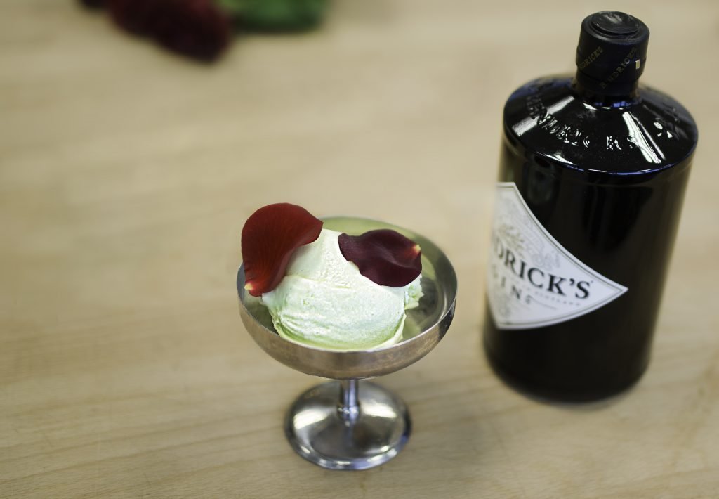 Recept på en frisk sorbet med gin och gurka som du kan göra utan glassamaskin. 