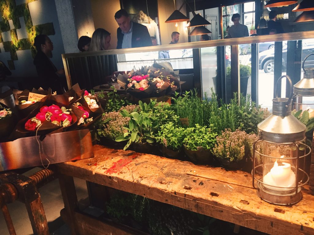 Nya krogen Hantverket välkomnar gästerna med en gammal fin snickarbänk.