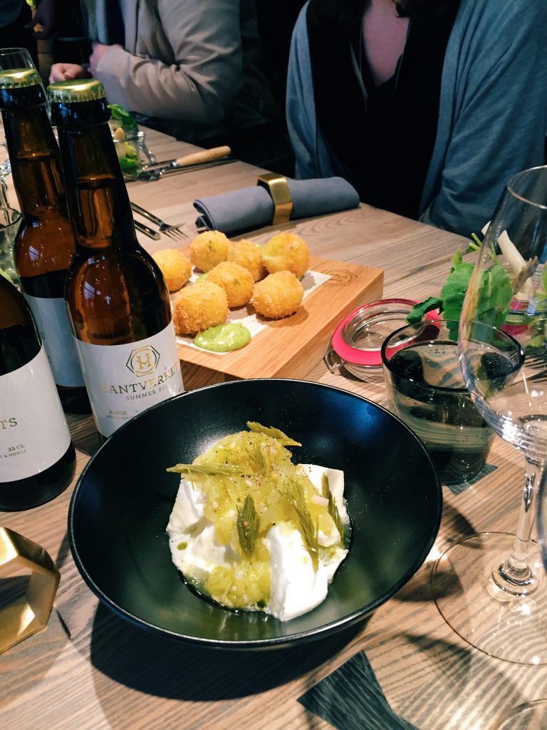 Ängsholmens buffelmozzarella och craquetter med Wrångelbäcksost på Hantverket.