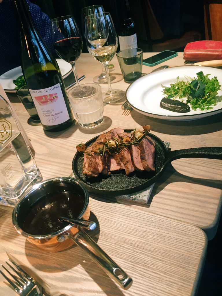 Varmrätten på Hantverket: lamm med svart vitlök, spetskål och björkrökt potatis.