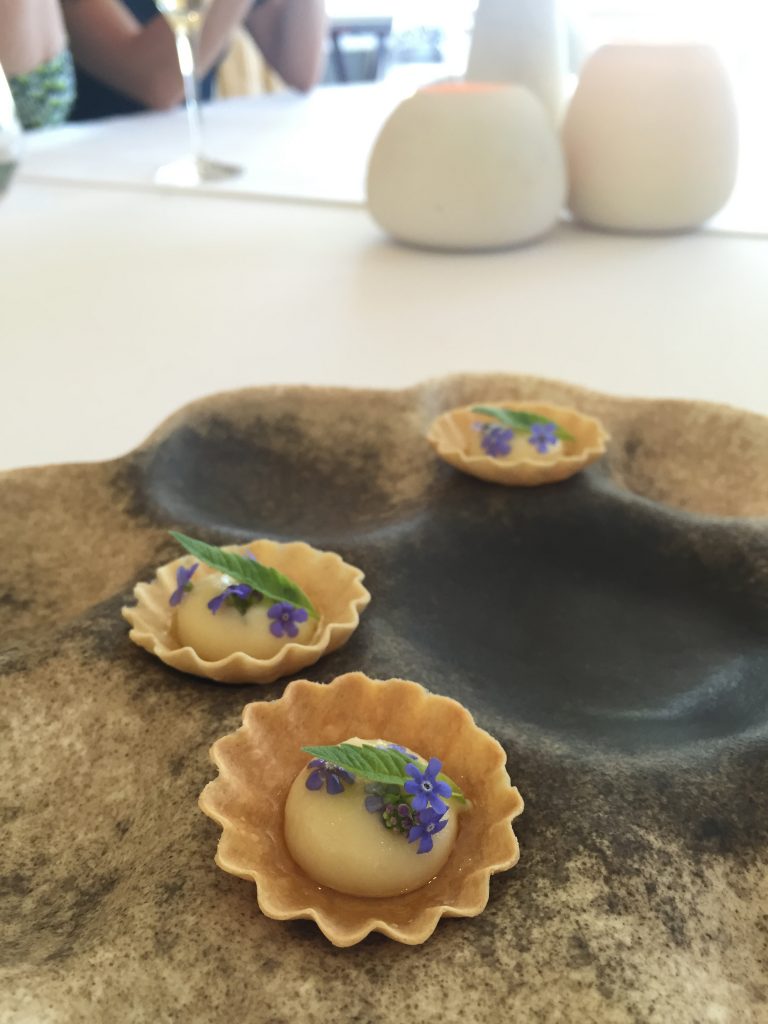 Snacks med kräm på palsternacka, brynt smör och blommor.