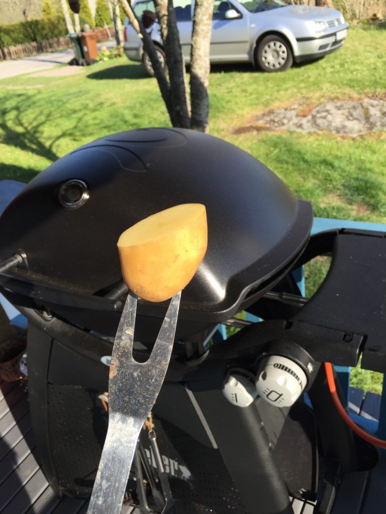 En halv potatis gör trixet på grillen!