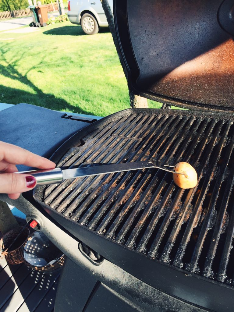 Att gnugga en halv potatis mot grillgallret ska göra att ingenting fastnar.