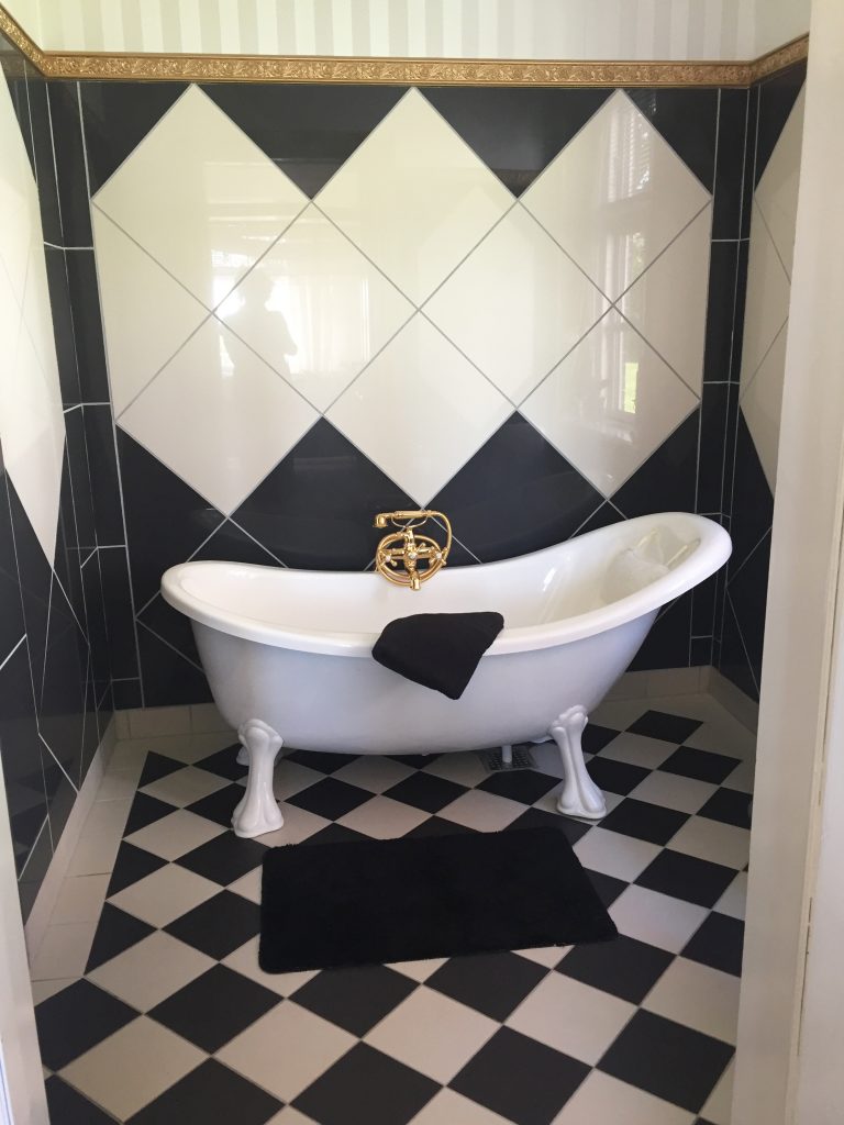 Tjusigt badrum på Jungshoved Praestegaard.