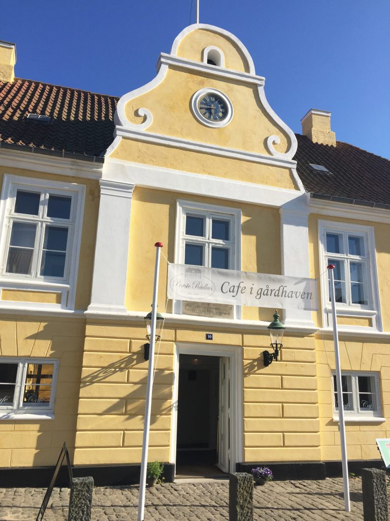 Rådhuset i Præstø är omgjort till café med fin uteservering på gården.