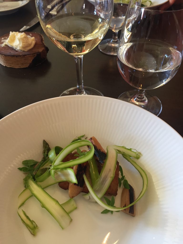 Hyvlad grön sparris ovanpå grillad vit sparris. Japps. Det slank ner! Fin förrätt på Rønnede Kro.