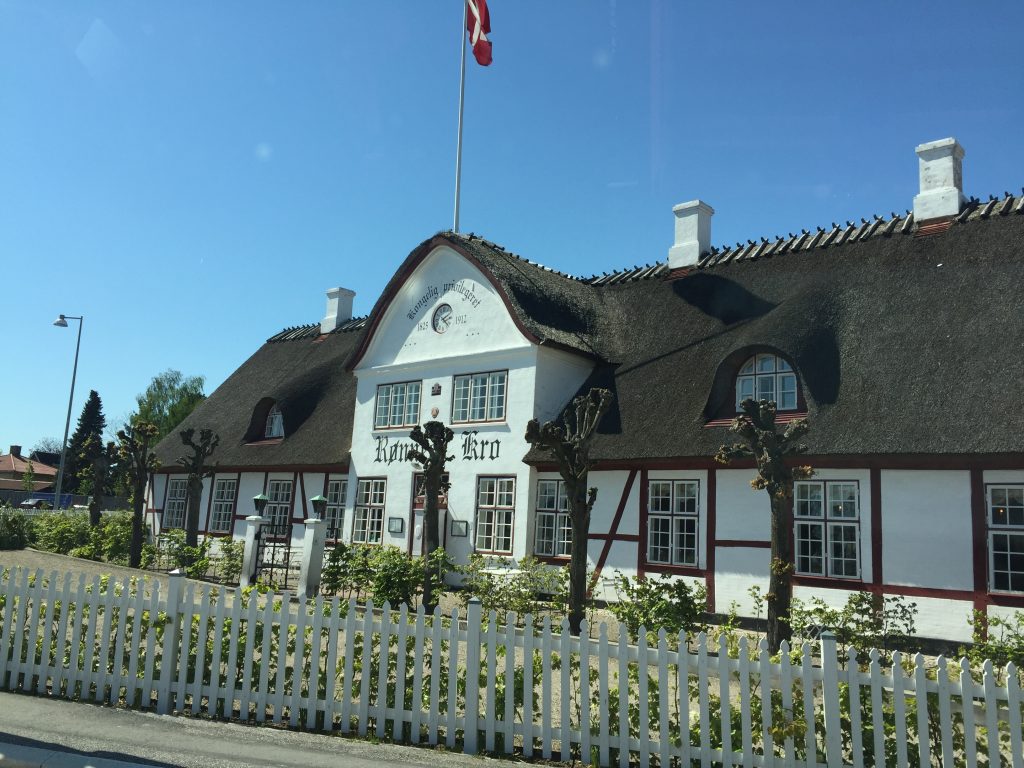 En klassisk dansk kro med suveränt god mat är Rønnede Kro.