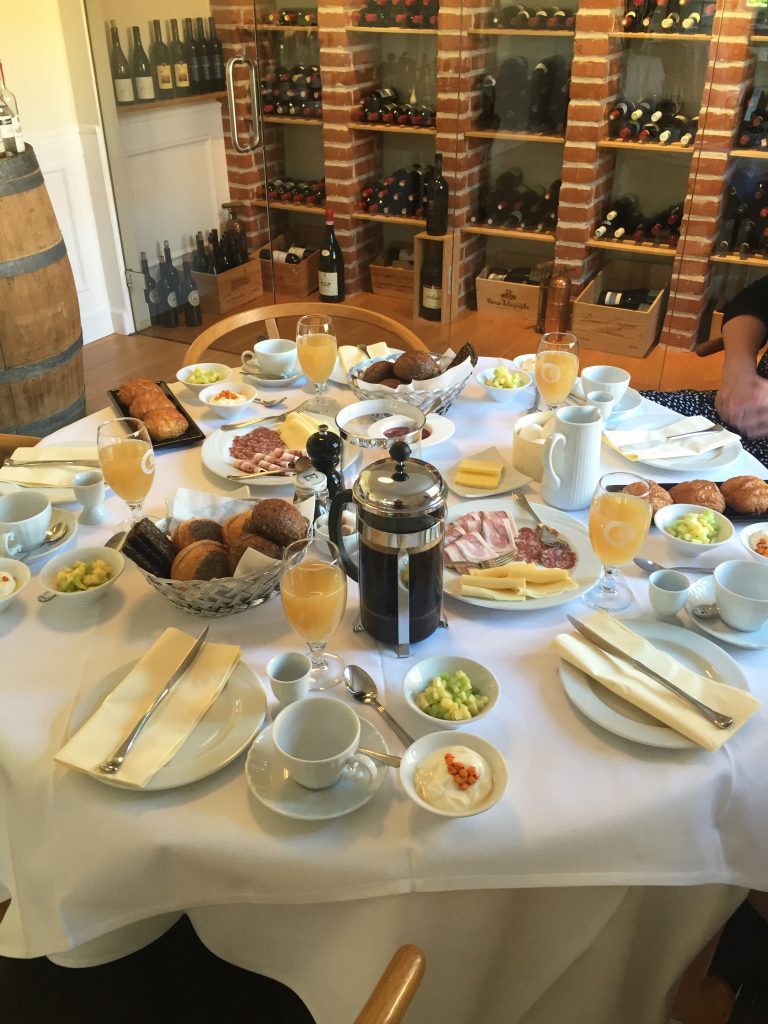 Frukosten är redan uppdukad på Vallø Slotskro när man kommer ner från sitt rum.
