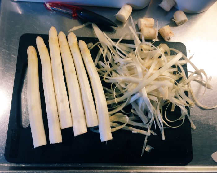 Skalad vit sparris redo för grillen eller kokning!