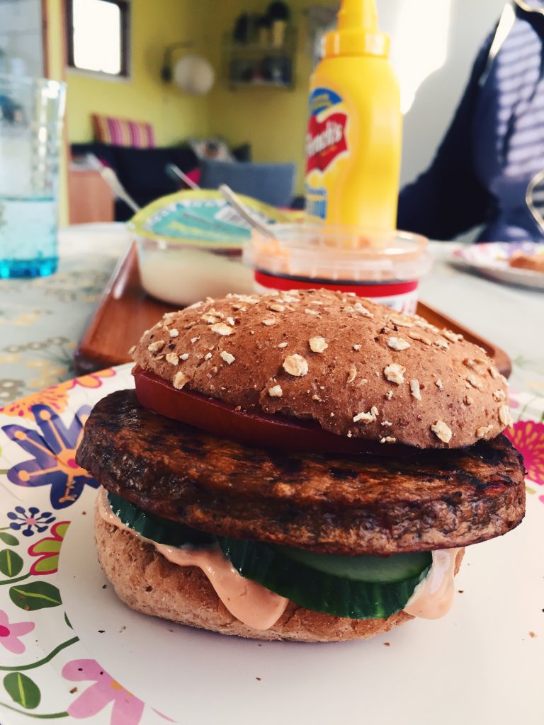 Vegansk svampburgare från Ica kryddad med rökig paprika.