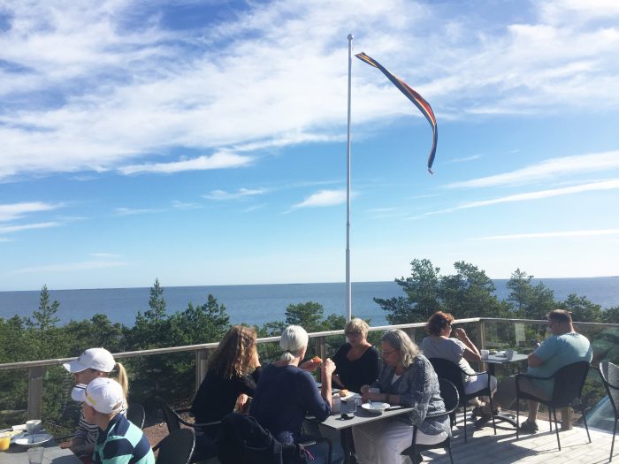Frukosten på Havsvidden äts med fördel på någon av de två terrasserna.
