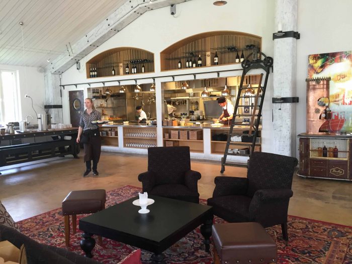 Det öppna köket i restaurang Smakbyn där duktiga kocken Mikael Björklund själv rör om i grytorna.