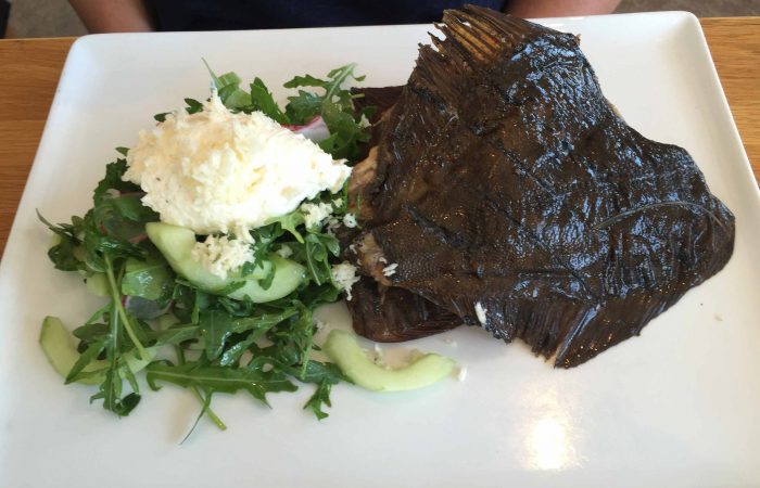 Hela rökta flundror på Smakbyns restaurang i Sund.