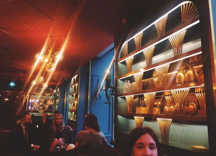 Fint inredda Américain, en mysig bar mitt på Hötorget att bara slinka in i.