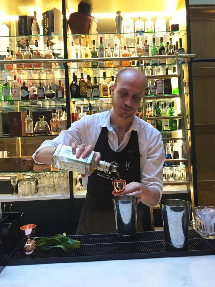 Barchefen Andreas Kensén blandar perfekta drinkar på Hotel Kung Carl.