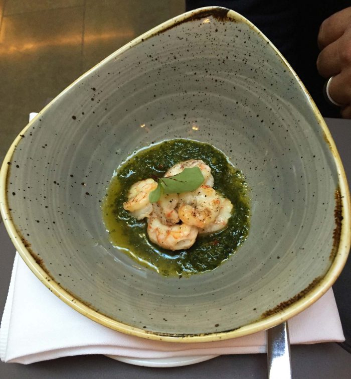 Till Tomas variant på whisky Sour fick han smörstekta salta räkor på chimichurri.