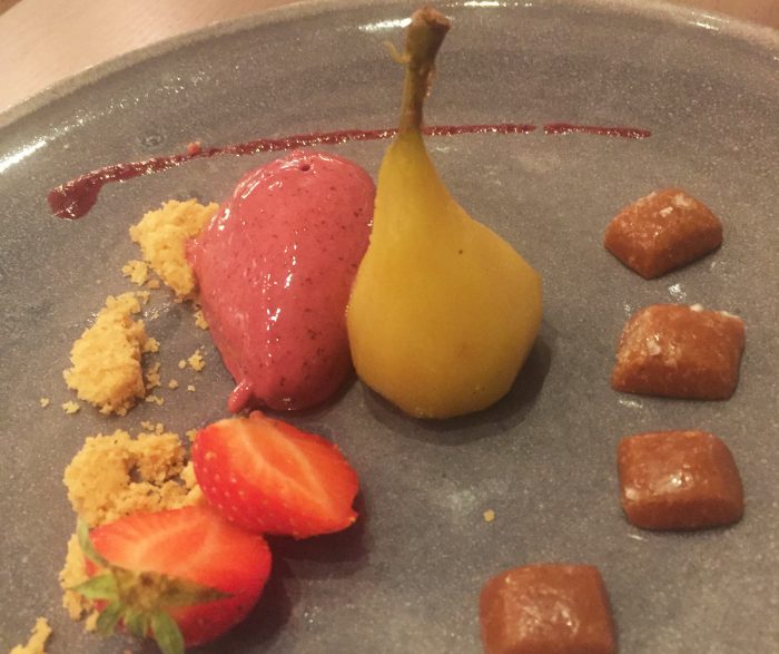 Inkokt päron med kaksmul, salt gräddkola, jordgubb och lingonglass.