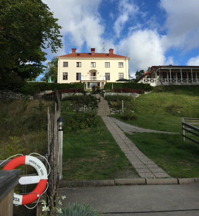 Det vackra stenhuset på Smådalaö gård är byggt 1810.