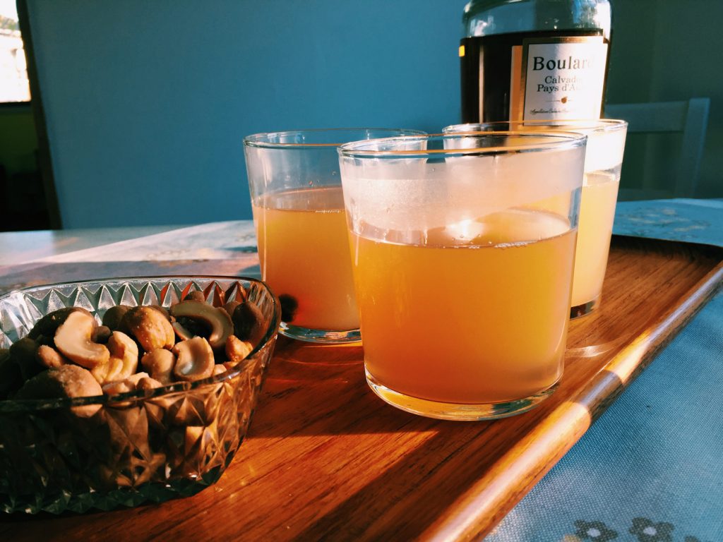 Varm drink med smak av äpple, kanel, ingefära och citron.