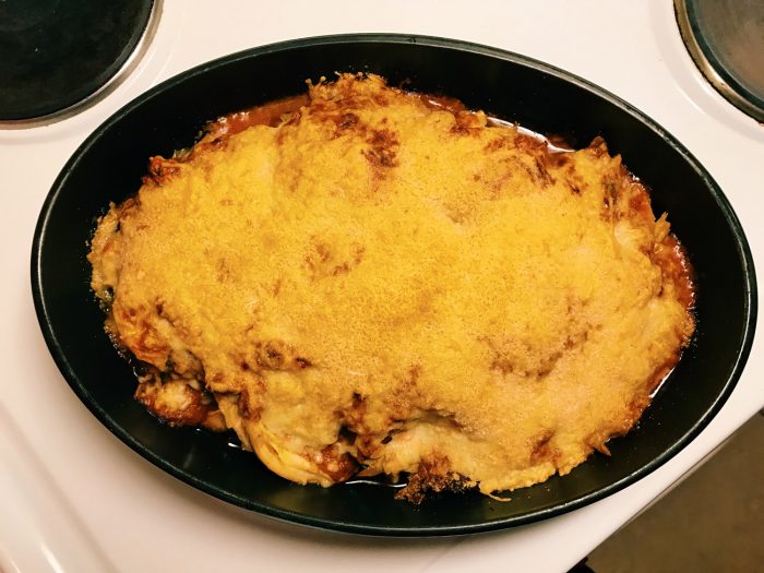 Under det tjocka osttäcket ligger en god tomatsås och stekt aubergine. Mums!