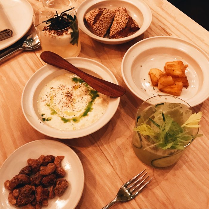 Innan rätterna kommer in bjuds vi på flera goda tilltugg.