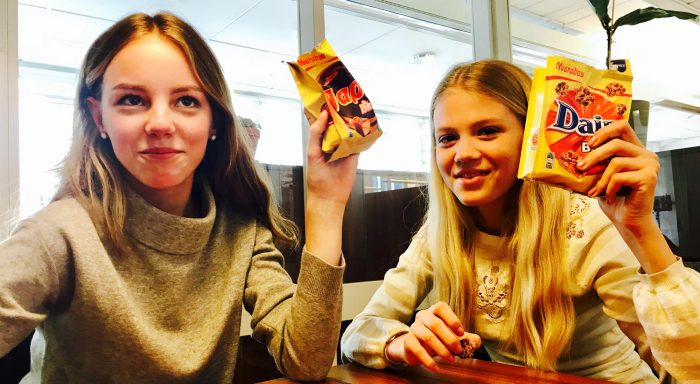 Tilde och Wilhelmina testade godiset och gav det en stor tumme upp!