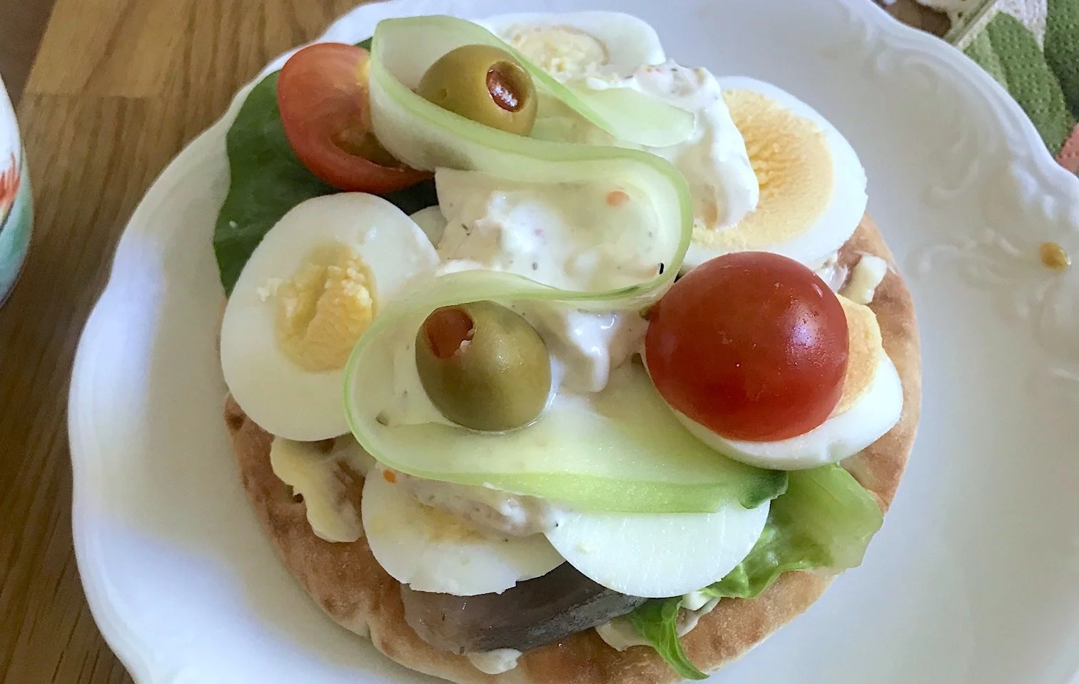Maggans goda sillmacka med ägg, skagenröra, oliver, gurka, sallad och körsbärstomater.