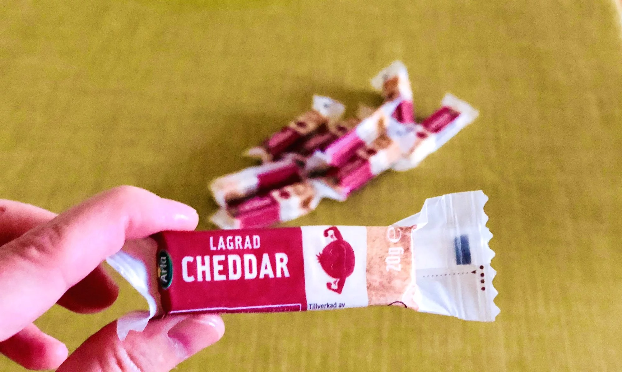 Arla miniost lagrad cheddar är en utmärkt nötig ost som passar perfekt till en kopp kaffe eller te.