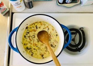 Gyta med kokande svampstuvning.