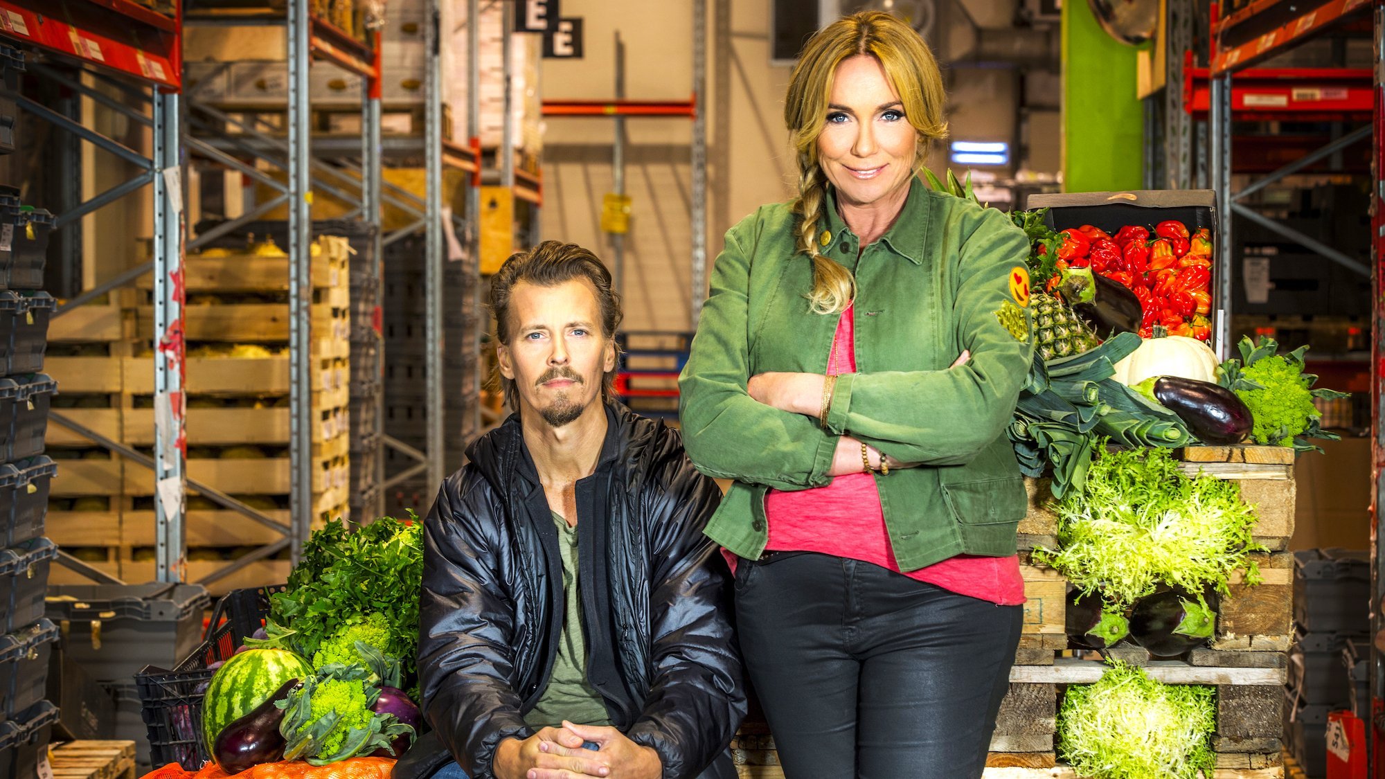 Paul Svensson och Anne Lundberg ska visa oss hur vi minskar matsvinnet i serien Maträddarna i SVT.
