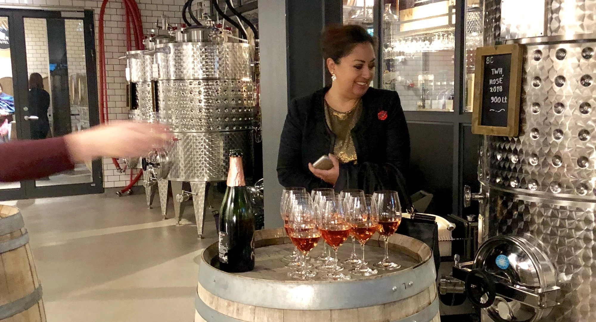 Vinskribenten och poddaren Amalia Gonzalez Stöckel är FÖR bubbel. Här i vineriet på The Winery Hotel.