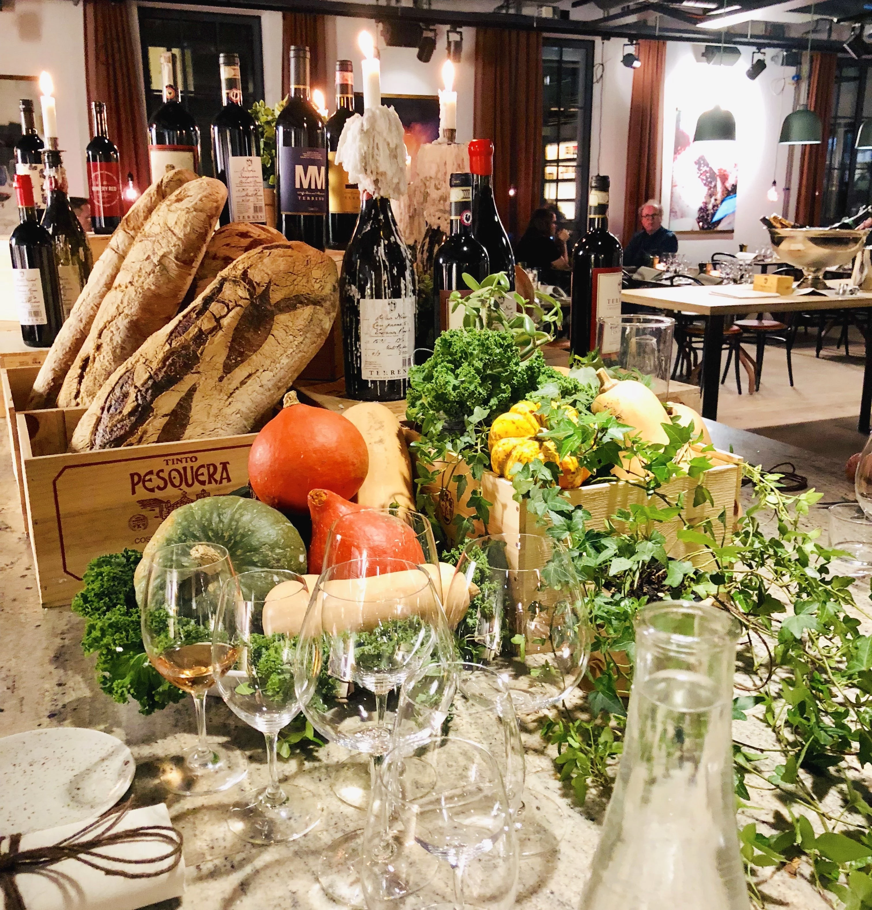 Det vackert dukade stenbordet där vi sitter på middagen, Ett dygn för foodies, på The Winery Hotel.