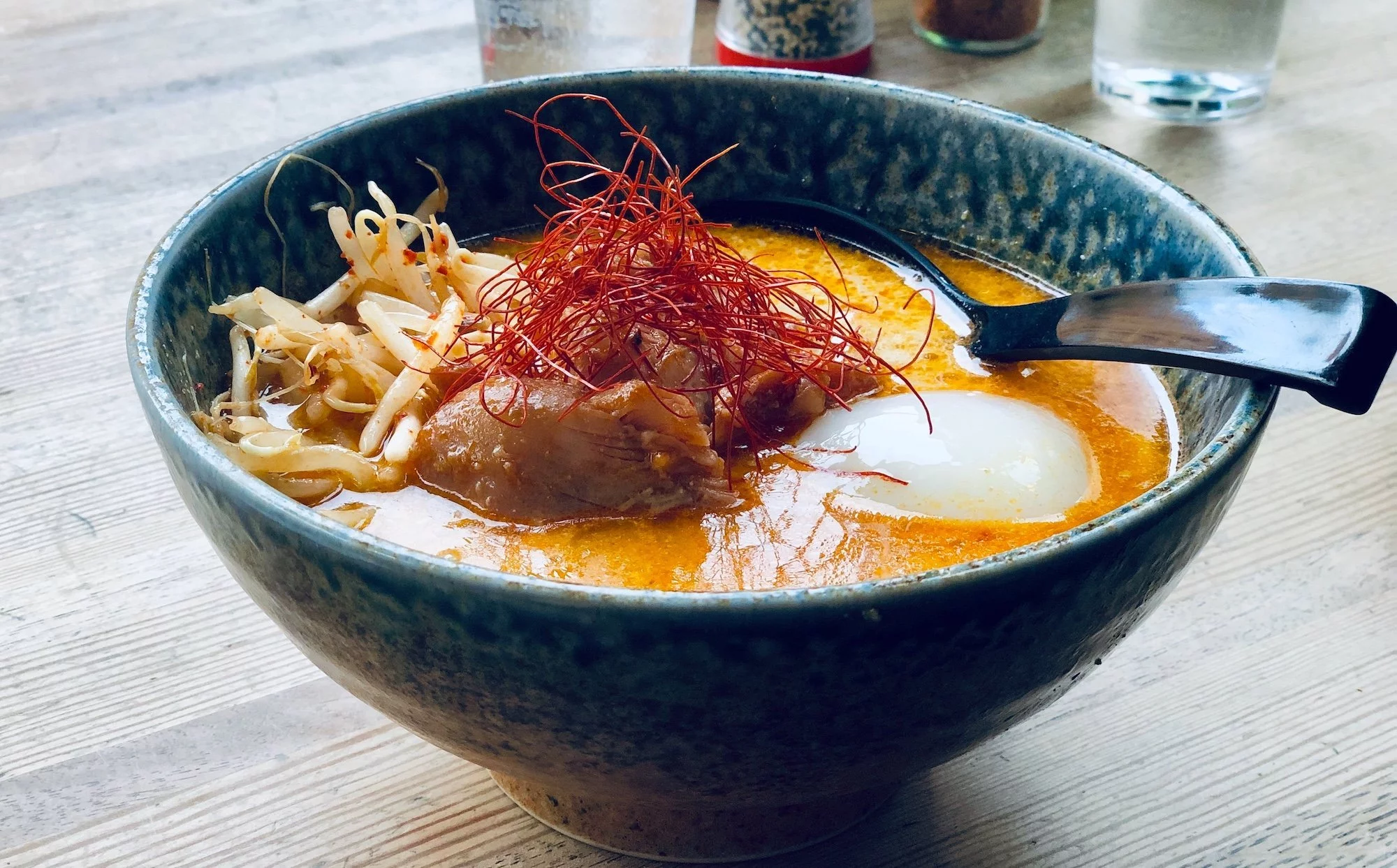 Min ramen är ganska intetsägande och inte den skål av lycka som jag hade tänkt mig.