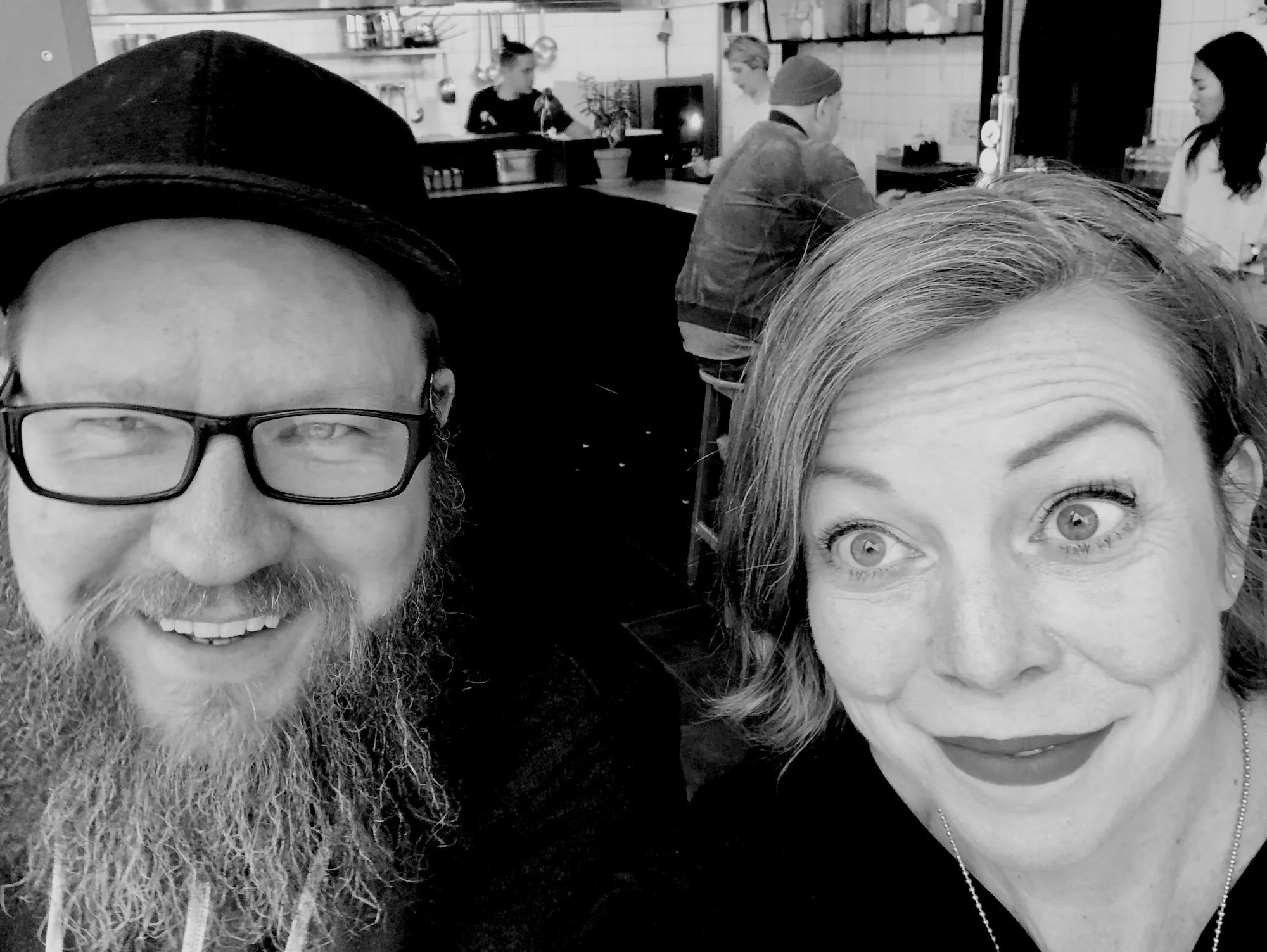 Så här glada och förväntansfulla är vi när vi sätter oss på Ai Ramen Sofia på Södermalm i Stockholm.