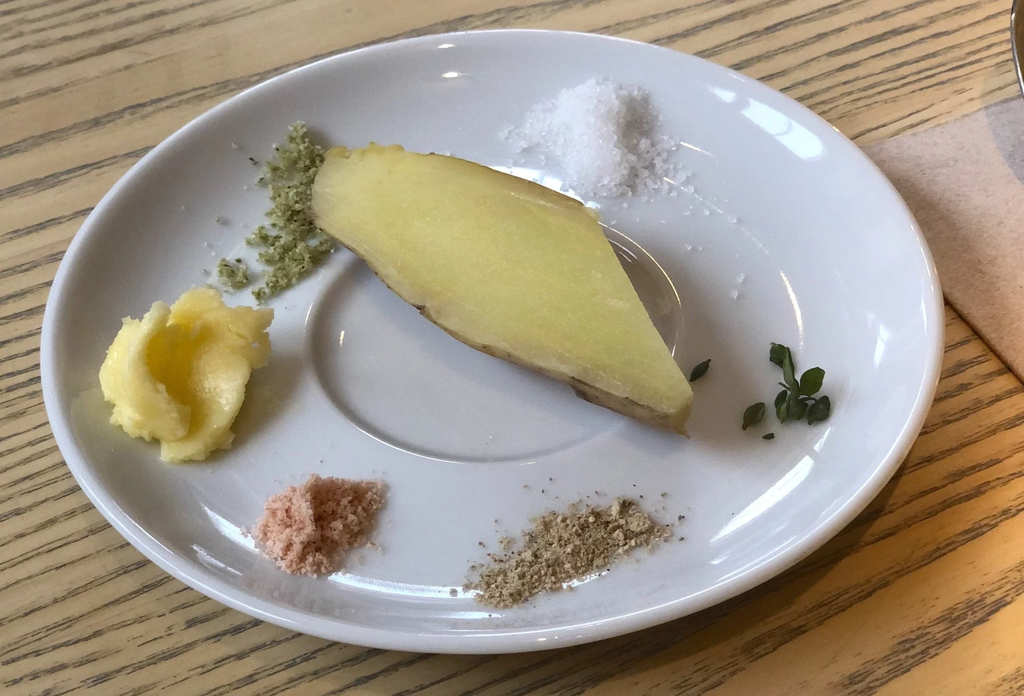 En ångad bit potatis, Pink Fir Apple, med olika sorters salt och smör.