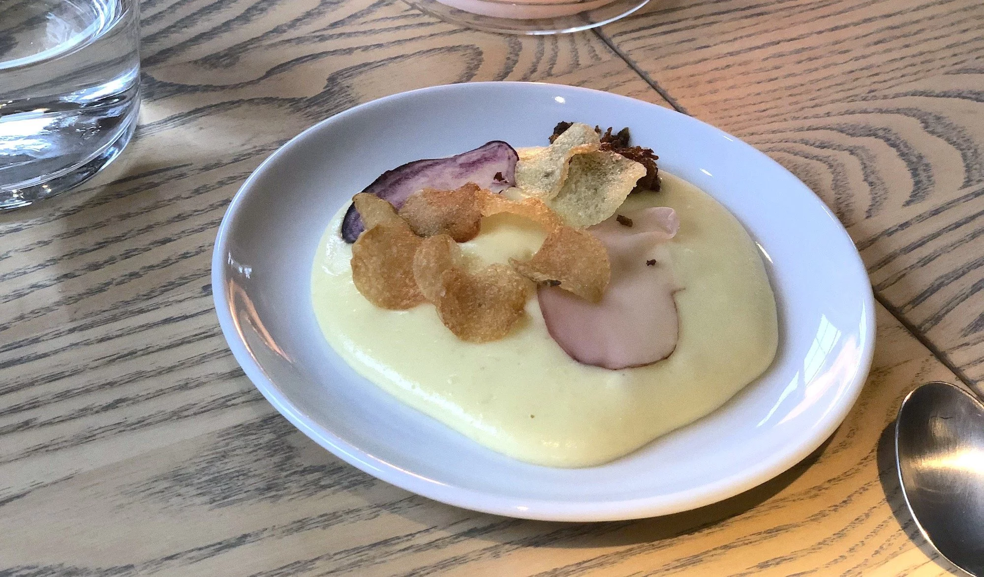 Hälften smör i moset, klart det blir gott då! Dessutom chips och picklad potatis på toppen.