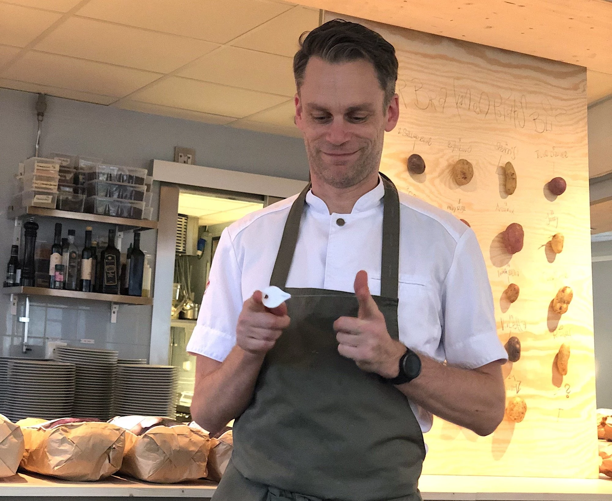 Kocken Stefan Eriksson på Restauranglabbet älskar sin potatissticka. Och den är ju ett måste i varje hem! Inte sticka med gaffel eller kniv i den stackars päran.